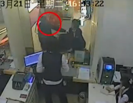 监拍男子持枪银行 挟持工作人员倒计时威胁开枪【视频】