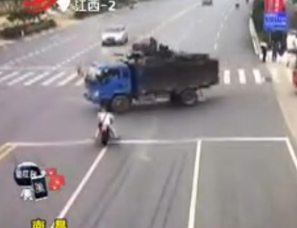 摩托车撞上货车油箱 司机瞬间起火成火人 路人神反应【视频】