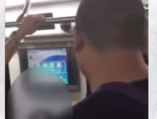 实拍北京地铁5号线男子当场被抓 男子:我喜欢谁就摸谁【视频】