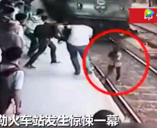 监拍女孩戴耳机穿越轨道 被火车撞倒卷入车底【视频】
