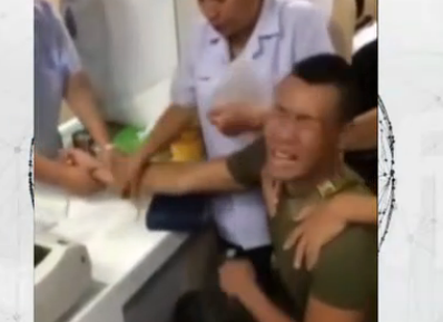 21岁壮汉士兵打针哭得像孩子 医生和旁人都劝阻不了【视频】