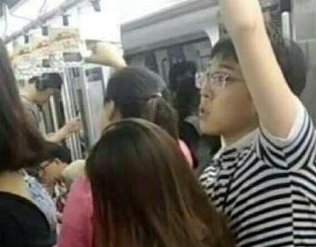 北京地铁14号线惊现地铁 竟直接在地铁上！【图】