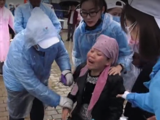 韩红参加爱心活动遇绝症女孩跪地求救 大雨中当场泪崩【视频】