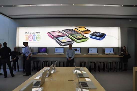 图为：店内新的iPod Nano宣传画