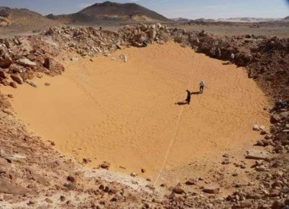 科学家借助谷歌地球发现埃及沙漠近45米宽陨坑