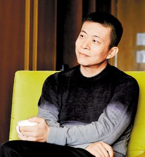 新浪网CEO曹国伟在下榻的宾馆接受采访。深圳商报记者 李 博 摄