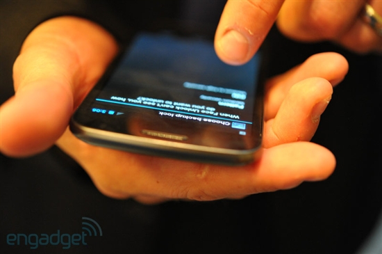 Android 4.0附体 Galaxy Nexus真机图赏