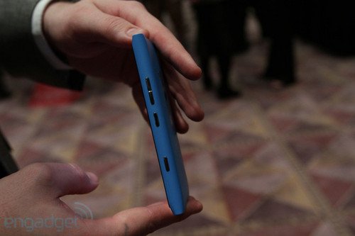 [多图]4.3英寸WP旗舰 诺基亚Lumia 900真机赏