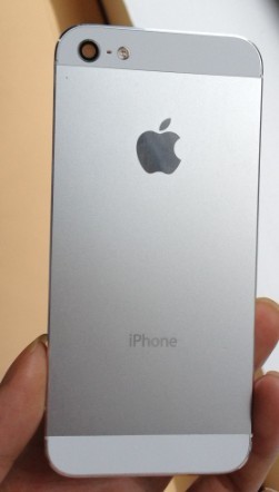 多名网友曝光iPhone5真机毫无悬念的金属背壳