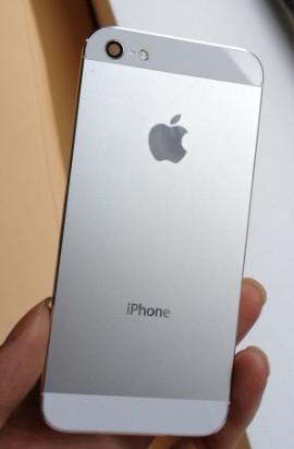 多名网友曝光iPhone5真机毫无悬念的金属背壳