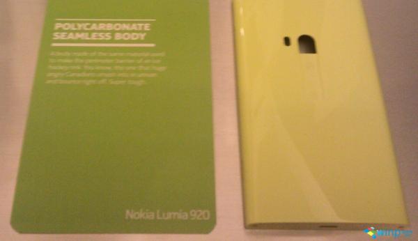 打开诺基亚Lumia 920包装盒之后