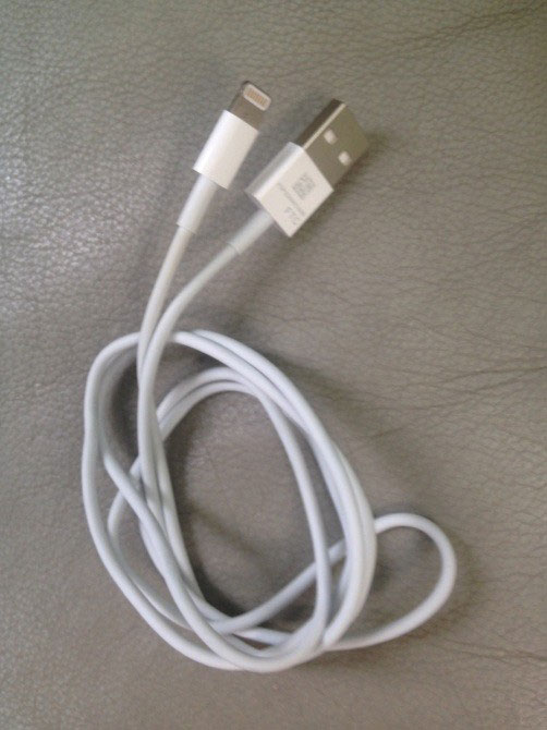 苹果2012年发布的Lightning USB数据线 徒有虚名