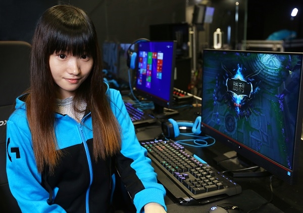 妹子也爱LOL 7美女组战队“Girls HK”