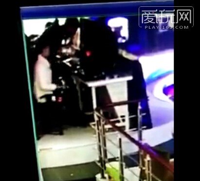 网吧玩LOL被关电脑 男子怒踹女友