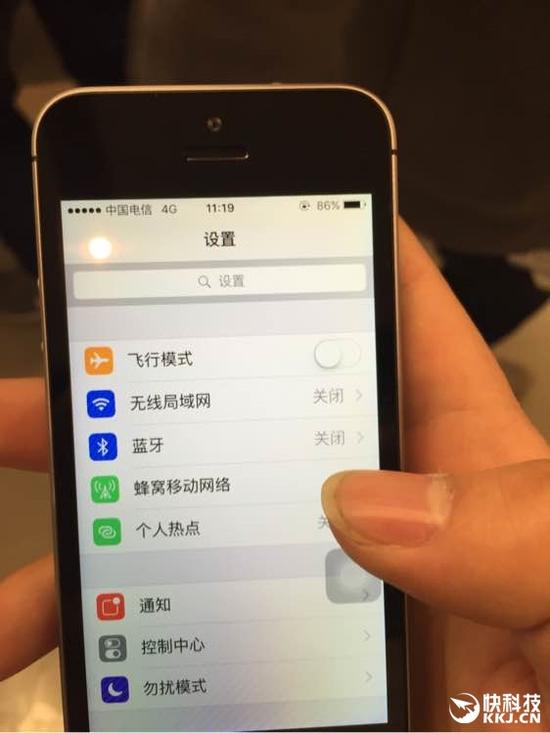 iPhone SE遭用户狂吐槽：一开机就被黄屏