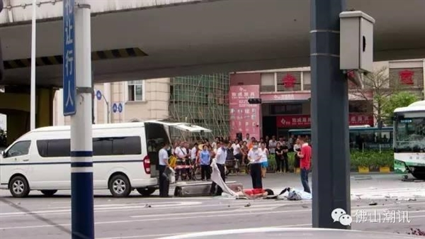 误把油门当刹车 女司机连撞两车身亡