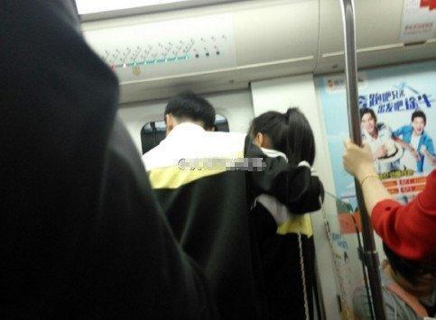 校服情侣地铁里搂抱热吻 网友：跟你有关系吗