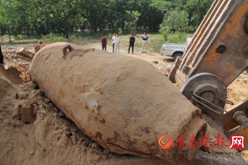 工地挖出美式航弹 引爆后威力惊人