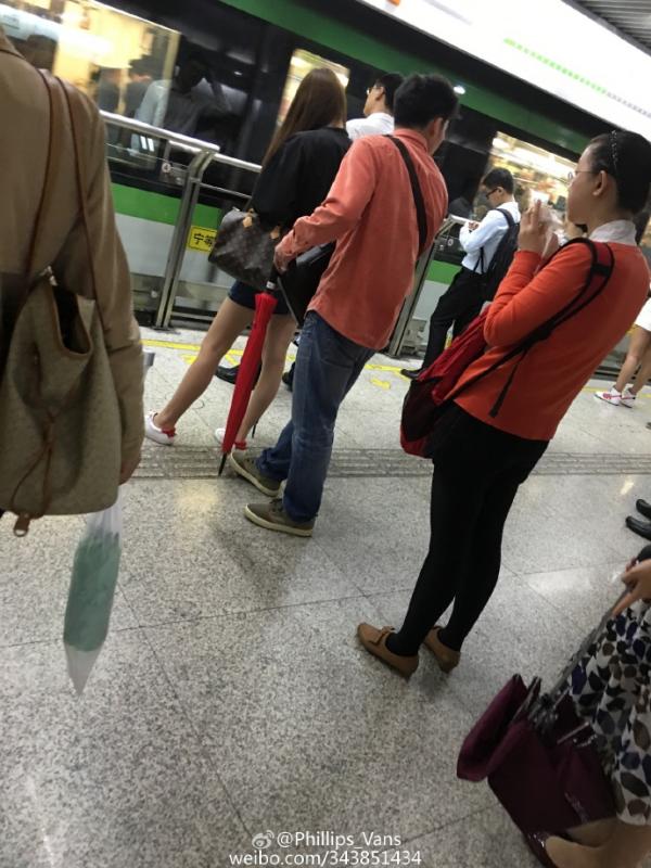 上海地铁色狼拍女生裙底(图) 竟为应技大某院主席