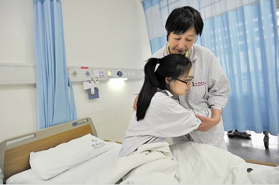 17岁少女长了4个肾 疼痛难忍