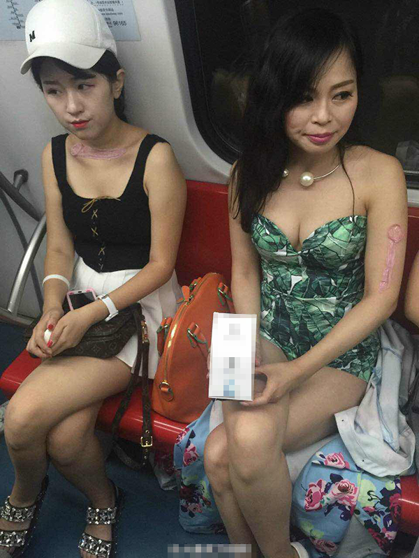 女子地铁上拿安全套当面膜 回应：没见过面膜套么