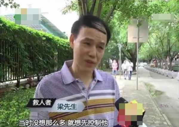 女子被男友当街割喉 路人夺刀救人