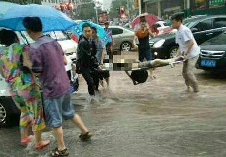 小学生暴雨中扶老人过马路溺亡 现场图曝光