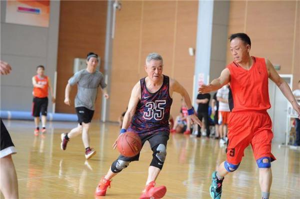 59岁赵本山近照曝光，打篮球跑满全场身体好着喃！