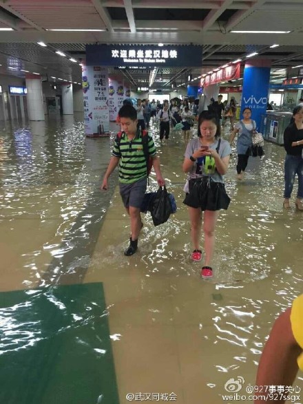 武汉地铁被水淹 市民趟水坐地铁