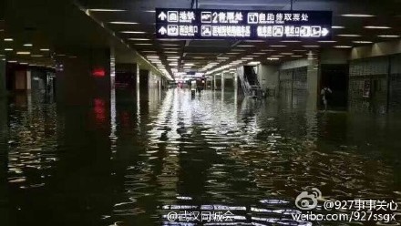 武汉地铁被水淹 市民趟水坐地铁