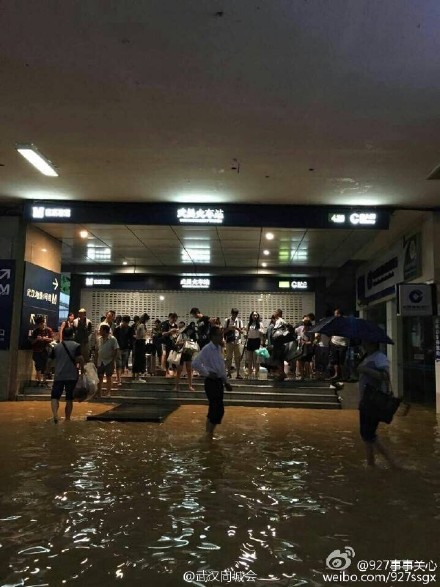 武汉地铁被水淹 市民趟水坐地铁