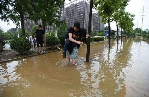 女孩背男友淌水过马路 网友:如果你是那男的 你让背吗【图】