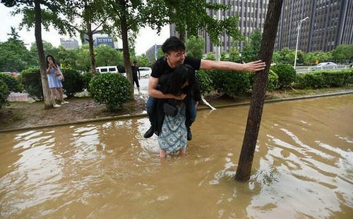 女孩背男友淌水过马路 网友:如果你是那男的 你让背吗【图】