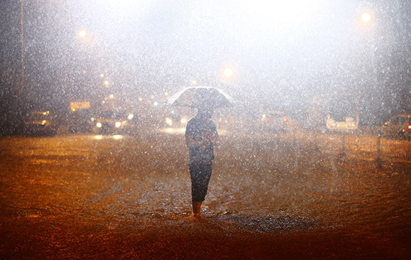 连日暴雨使消泗的民垸水位迅猛上涨，达26.94米，超警戒水位0.44米。昨日15时，沉湖张沉堤进洪口闸出现洪水漫堤，直接威胁到消泗乡14个村的村民生命安全。 视觉中国 图