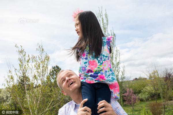 中国无臂女童被美国夫妇收养 用脚吃饭写字