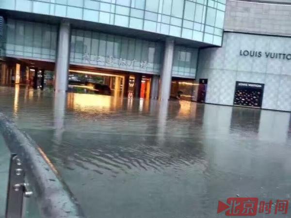 武汉地铁变瀑布 网友拍武汉暴雨现场图片 可以划船了【图】