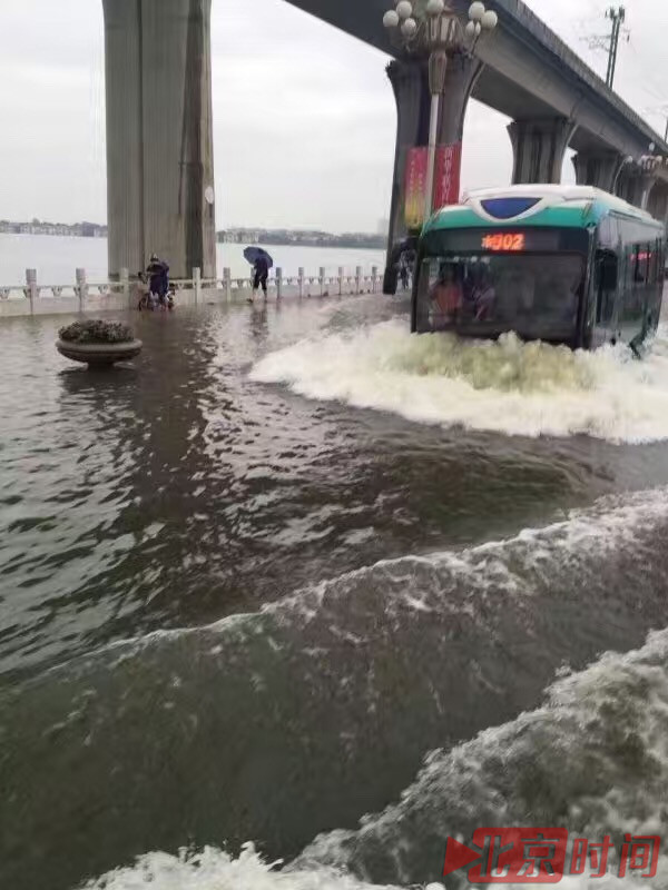 武汉地铁变瀑布 网友拍武汉暴雨现场图片 可以划船了【图】