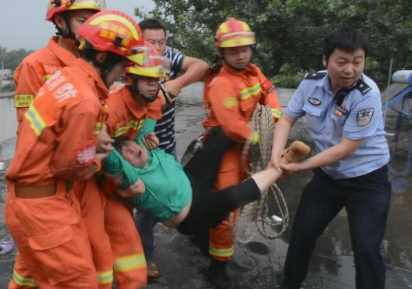 消防员百米冲刺救女 女子又哭又闹悬在半空险些坠落