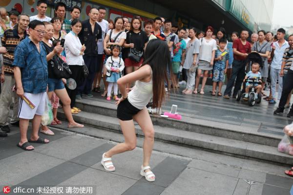 网络主播重庆闹市直播跳舞 女主播直接被城管驱离【高清大图】