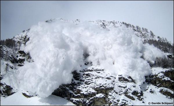 西藏阿里发生雪崩 雪崩厚度约6至8米