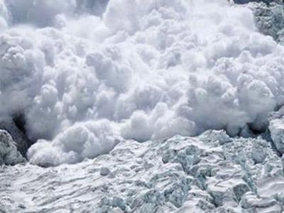 西藏阿里发生雪崩 雪崩厚度约6至8米