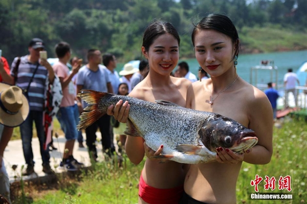 河南女子模仿国外“比基鱼”拍写真 网友纷纷质疑炒作