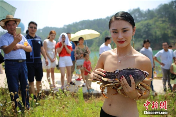 河南女子模仿国外“比基鱼”拍写真 网友纷纷质疑炒作