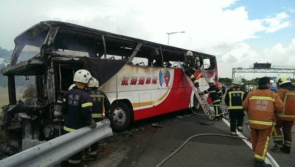 台湾游览车起火 含司机在内26人葬身火海