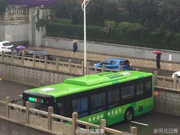 暴雨中最牛公交掉头 临危不乱这才是真正的老司机