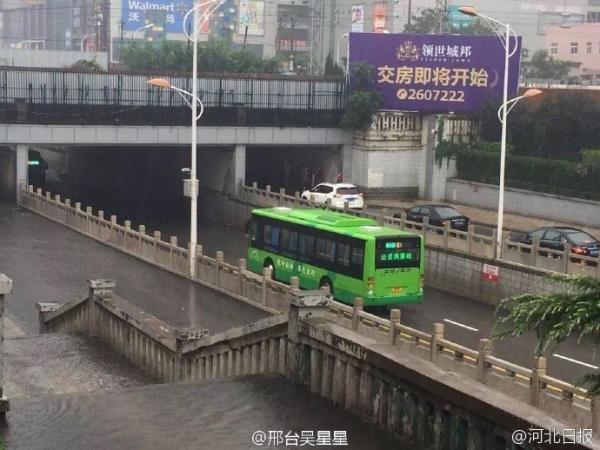 暴雨中最牛公交掉头 河北邢台暴雨中现“最牛”公交车掉头【组图】