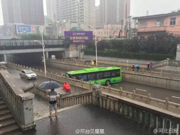 暴雨中最牛公交掉头 河北邢台暴雨中现“最牛”公交车掉头【组图】