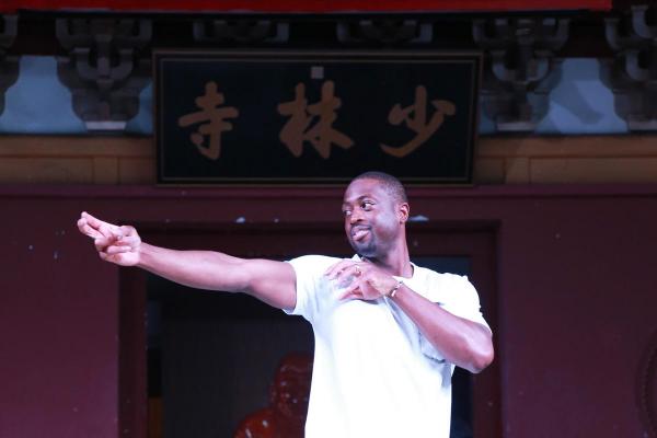 韦德中国行到少林寺学鹰拳：为nba下赛季准备 引詹姆斯羡慕【图】