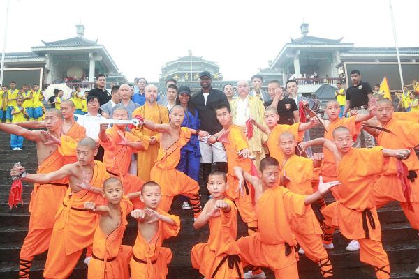 韦德中国行到少林寺学鹰拳：为nba下赛季准备 引詹姆斯羡慕【图】