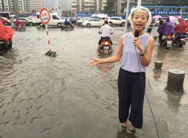 戴浴帽直播暴雨 女主播为直播暴雨结果变成湿身【高清大图】